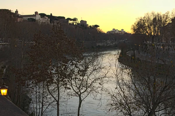 Rivier de Tiber in Rome. Nacht uitzicht op Rome architectuur en landmark. Rome. Italië — Stockfoto