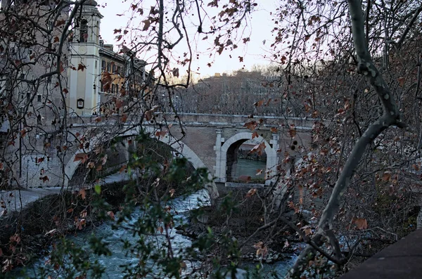 Oude Romeinse Fabricio brug (Ponte Fabricio), Tibereiland (Isola Tiberina) en rivier de Tiber op de winter. Ponte Fabricio gebouwd in 62 V.Chr. Rome, Italië — Stockfoto