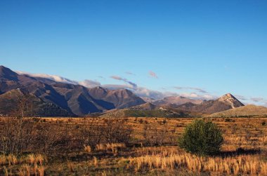 Çok güzel bir sabah manzara mavi gökyüzü arka plan üzerinde Dağları ile. İtalya.