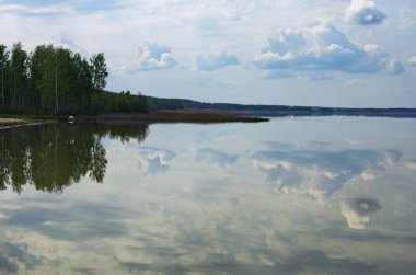 Beyaz bulutlar göle yansıtan. Lake Svityaz. Volyn bölgesi. Ukrayna