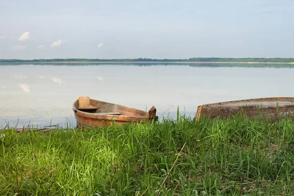 Dos barcos pesqueros de madera a orillas del lago. Foto de paisaje de primavera. Lago Svityaz. Región de Volyn. Ucrania —  Fotos de Stock