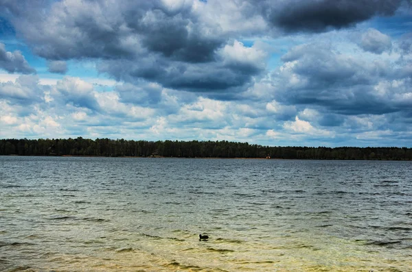 A tóra thunderclouds. Volinyi régióban. Ukrajna — Stock Fotó