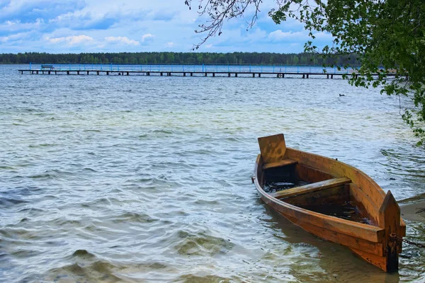 Barco de pesca ancorado na água do lago. Fotografia da paisagem. Pisochne ozero. Região de Volyn — Fotografia de Stock