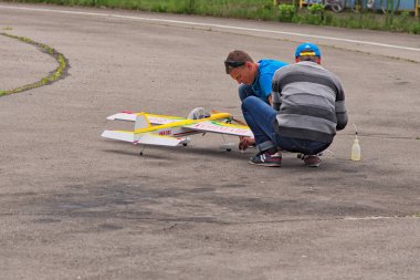 Kyiv(Kiev), Ukrayna-21 Mayıs 2017: Dostluk Kupası. İki mekanik bir model uçak yarışması uçuş için hazırlamak.