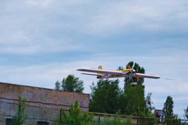 Kyiv(Kiev), Ukrayna-21 Mayıs 2017: Dostluk Kupası. Yarışma sırasında uçan bir uçak model — Stok fotoğraf
