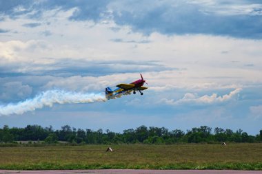 Kyiv(Kiev), Ukrayna-21 Mayıs 2017: Chaika Havaalanı, üçüncü Airfestival. Alışılmadık bir şekilde lehine bir küçük spor uçak çıkartıyor