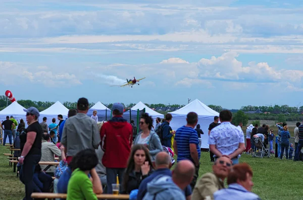 Kyiv(Kiev), Oekraïne-21 kan 2017: derde Airfestival op Chaya airfield. Het sport-vliegtuig komt bij aanvoer na de voorstelling — Stockfoto