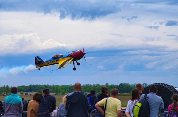 KYIV (KIEV), UCRANIA-21 DE MAYO DE 2017: Tercer AirFestival en el aeródromo Chaika. El avión vuela muy cerca de la audiencia, que vio la actuación del piloto —  Fotos de Stock