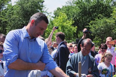 Kiev (Kiev), Ukrayna-04 Haziran 2017: Kiev Kyoto parkının açılış resmi. Kiev Vitali Klitschko valisi ve Belediye Başkanı Kyoto Daisaku Kadokawa sakura ağaç dikmek hazırlıyoruz.