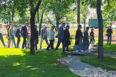 Kyiv (Kiev), Ukrayna-04 Haziran 2017: Kiev Kyoto Park resmi açılışı. Kiev Vitali Klitschko ve Belediye Başkanı Kyoto Daisaku Kadokawa Belediye Başkanı yeniden yapılanma sonra Park incelemek