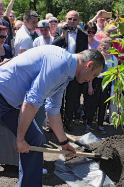 Kiev (Kiev), Ukrayna-04 Haziran 2017: Kiev Kyoto parkının açılış resmi. Belediye Başkanı Kyoto Daisaku Kadokawa Dünya Haritası Kiev bir ikamet için imza atıyor