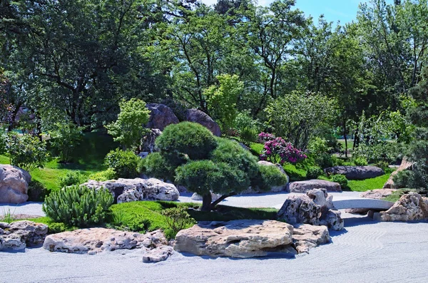 Официальное открытие Киотского парка в Киеве (Киев). Удивительная красота композиции камней — стоковое фото