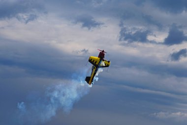 Kyiv(Kiev), Ukrayna-21 Mayıs 2017: Chaika Havaalanı, üçüncü Airfestival. Uçak hızla yüksek sinek ve arkasında uzun bir tüy duman bırakarak mı