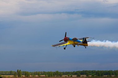 Kyiv(Kiev), Ukrayna-21 Mayıs 2017: Chaika Havaalanı, üçüncü Airfestival. Küçük bir uçak uçar düşük irtifada spor