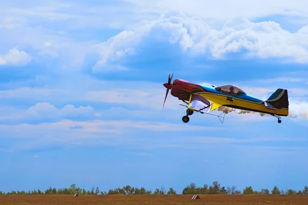 Kyiv(Kiev), Ukraina-21 maj 2017: trzeci Airfestival lotnisku Czajka. Małe sportowe samolot leci na niskich wysokościach — Zdjęcie stockowe