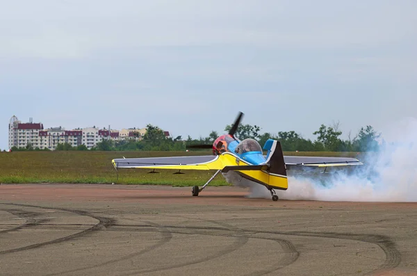 Kyiv(Kiev), Ukraina-21 maj 2017: trzeci Airfestival lotnisku Czajka. Pilot jest przedstawienie opanowanie kontroli jego samolot na ziemi — Zdjęcie stockowe