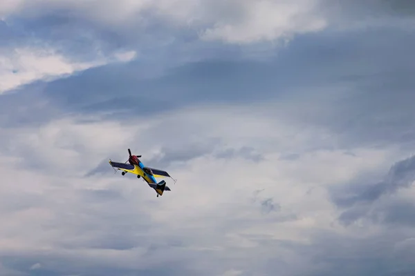 KYIV (KIEV), UCRAINA-21 MAGGIO 2017: Terzo AirFestival presso l'aeroporto di Chaika. Piccolo aereo vola tra le nuvole di tempesta — Foto Stock