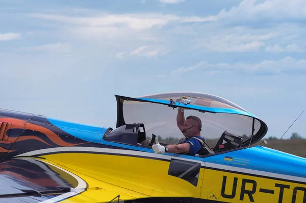 Kyiv(Kiev), Ukraina-21 maj 2017: trzeci Airfestival lotnisku Czajka. Pilot dzięki publiczności za ich wsparcie podczas jego wprowadzenie — Zdjęcie stockowe