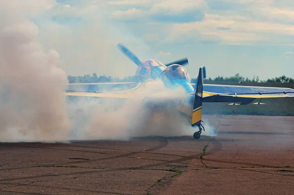 KYIV (KIEV), UCRAINA-21 MAGGIO 2017: Terzo AirFestival presso l'aeroporto di Chaika. Il pilota dimostra l'abilità di controllare l'aeromobile sulla pista — Foto Stock