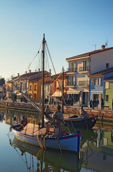 切塞纳蒂科，意大利： 01 1 月 2017年-古船在艾米利亚-罗马涅在意大利切塞纳蒂科 Leonardesque 运河端口上 — 图库照片