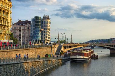 Prag, Çek Cumhuriyeti: 22 Ağustos, 2017-bina, dans evi olarak bilinen Modern Vlado Milunic ve Frank O. Gehry tarafından tasarlanmıştır. Yaz gecesi