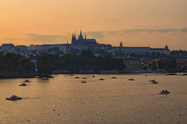 如画的风景，在布拉格的城堡，在捷克，普拉日斯基城堡和伏尔塔瓦河河。小船和双体船。夏天的傍晚。布拉格，捷克共和国 — 图库照片