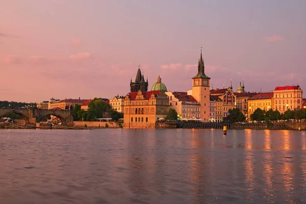 Summer sunset panorama rzeki Wełtawy i starego miasta w Pradze. Czechy — Zdjęcie stockowe