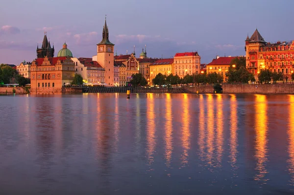 Summer sunset panorama rzeki Wełtawy i starego miasta w Pradze. Czechy — Zdjęcie stockowe