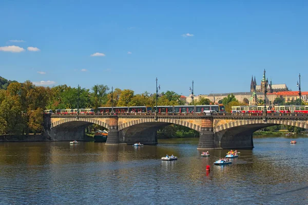 Praga, Repubblica Ceca: AGOSTO 23, 2017- Traffico ingorgo dei tram sul ponte Legii nella soleggiata giornata estiva. Praga. Repubblica ceca — Foto Stock