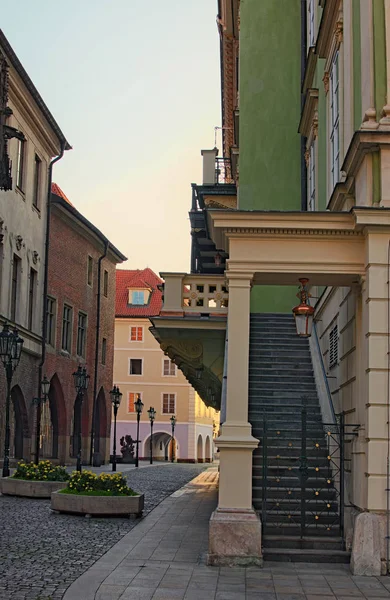 Boş kaldırım taşı döşeli cadde ve eski binalarda Old Town Prague, Çek Cumhuriyeti, güneşli bir sabah