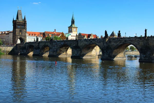 Praga, República Checa: 23 AGOSTO 2017- Vista del río Moldava, el puente de Carlos y los edificios — Foto de Stock