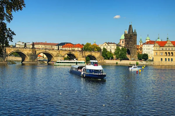 Praga, República Checa: 23 de agosto de 2017- Un barco fluvial turístico en el río Moldava. Vista de los edificios y el Puente de Carlos — Foto de Stock