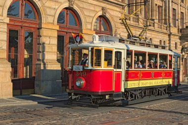 Prag, Çek Cumhuriyeti: 23 Ağustos, 2017-Vintage kırmızı tramvay Caddesi'ndeki Prag sembolü olarak tarihi şehir merkezinde