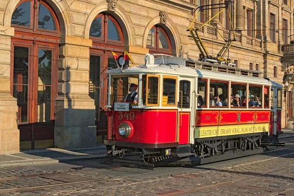 布拉格，捷克共和国： 8 月 23，2017年-复古红色电车在作为符号的布拉格的历史文化名城中心街 — 图库照片
