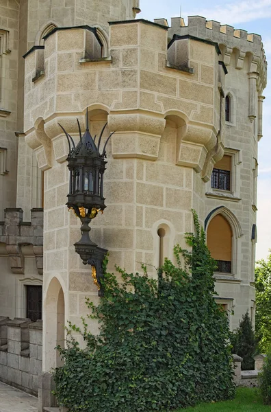 Torre elegante, decorada con una hermosa linterna. Castillo de Hluboka nad Vltavou, República Checa —  Fotos de Stock