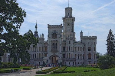 Hluboka Nad Vltavou, Çek Cumhuriyeti - 24 Ağustos 2017: güzel beyaz Rönesans Kale Hluboka nad Vltavou, Güney Bohemya. Yaz sabahı