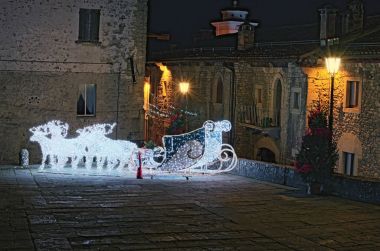 Dekorasyon Noel ve yeni yıl kutlama için. Geyik ve kızak fenerler Noel Baba için heykel. San Marino