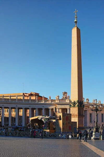 Vatikan Şehri, İtalya - 06 Ocak 2017: Doğum İsa'nın bir tipik İtalyan "Presepe" Vaticano Mısır Dikilitaş St. Peter's Square yakınındaki yemlik — Stok fotoğraf