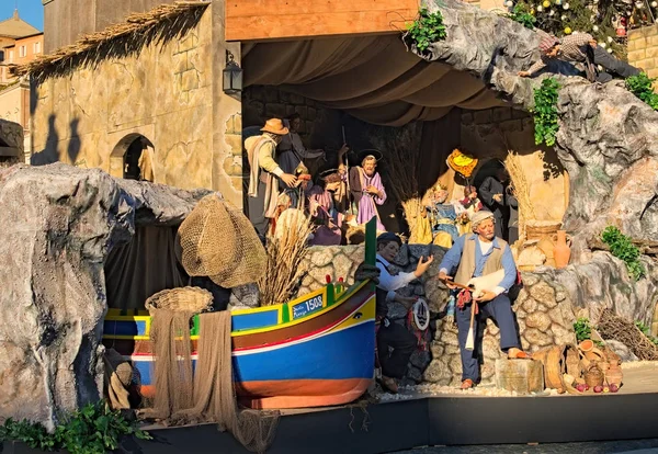 VATICAN CITY, ITALY - JANUARY 06, 2017:  Birth of Jesus in the manger in a typical italian "Presepe" St. Peter's Square. Vatican, Roma, Italy — Stock Photo, Image