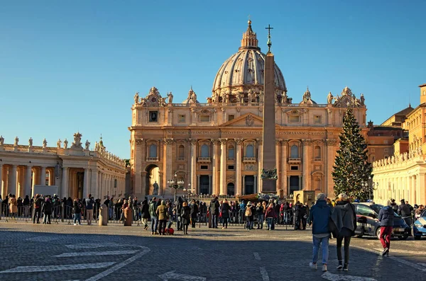 VATICAN CITY, ITALY - JANUARY 06, 2017:  St. Peter's Basilica, christmas tree near the Vaticano Egyptian Obelisk at St. Peter's Square. Vatican, Roma, Italy — Stock Photo, Image