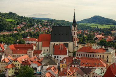 Cityscape kırmızı kiremit çatılar ile. Kilise Saint Vitus-Unesco Dünya Mirası. Cesky Krumlov (Krumau), Çek Cumhuriyeti