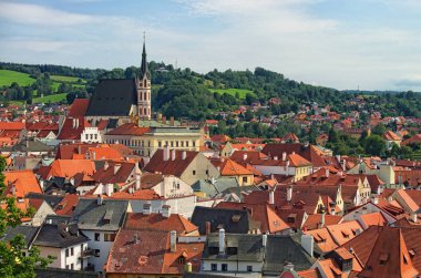 Kırmızı kiremit çatılar cityscape. Kilise Saint Vitus-Unesco Dünya Mirası. Yaz güneşli gün. Cesky Krumlov (Krumau), Çek Cumhuriyeti
