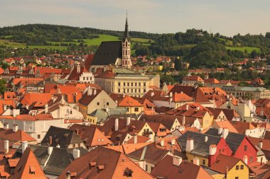 Kırmızı kiremit çatılar cityscape. Kilise Saint Vitus-Unesco Dünya Mirası. Yaz güneşli gün. Cesky Krumlov (Krumau), Çek Cumhuriyeti