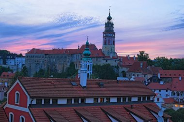 Cesky Krumlov kale görüntüsü yaz gün batımı sırasında. Çek Cumhuriyeti