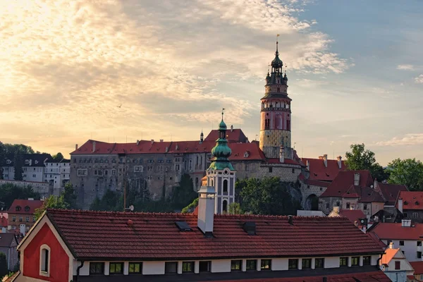Cesky Krumlov kale görüntüsü yaz öğleden sonra sırasında. Çek Cumhuriyeti