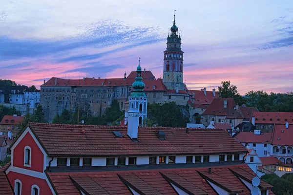 Cesky Krumlov kale görüntüsü yaz gün batımı sırasında. Çek Cumhuriyeti