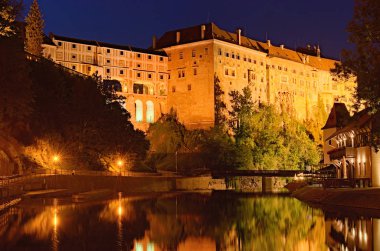 Cesky Krumlov Castle, yüzen köprü ve Vltava Nehri görünümünü akşam. Çek Cumhuriyeti