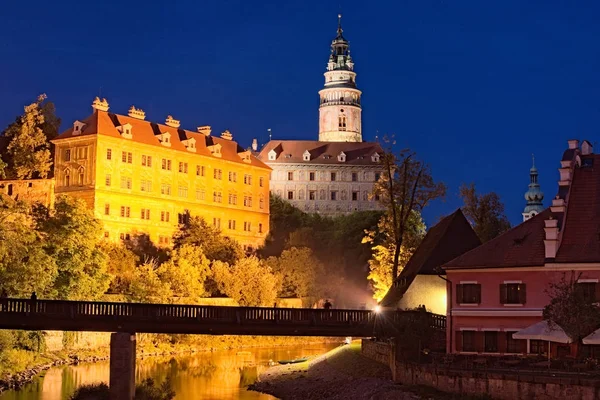 Cesky Krumlov Kalesi, kale kule ve Vltava Nehri görünümünü akşam. Çek Cumhuriyeti