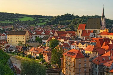 Sabah cityscape kırmızı kiremit çatılar ile. Kilise Saint Vitus-Unesco Dünya Mirası. Cesky Krumlov (Krumau), Çek Cumhuriyeti