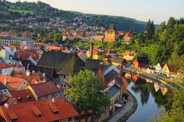 Cesky Krumlov, Çek Cumhuriyeti-25 Ağustos 2017: Ünlü Çek tarihi güzel bir kasaba. Sabah şehir, Vltava Nehri ve güzel yaz renkli binalar ile sokak görünümüne